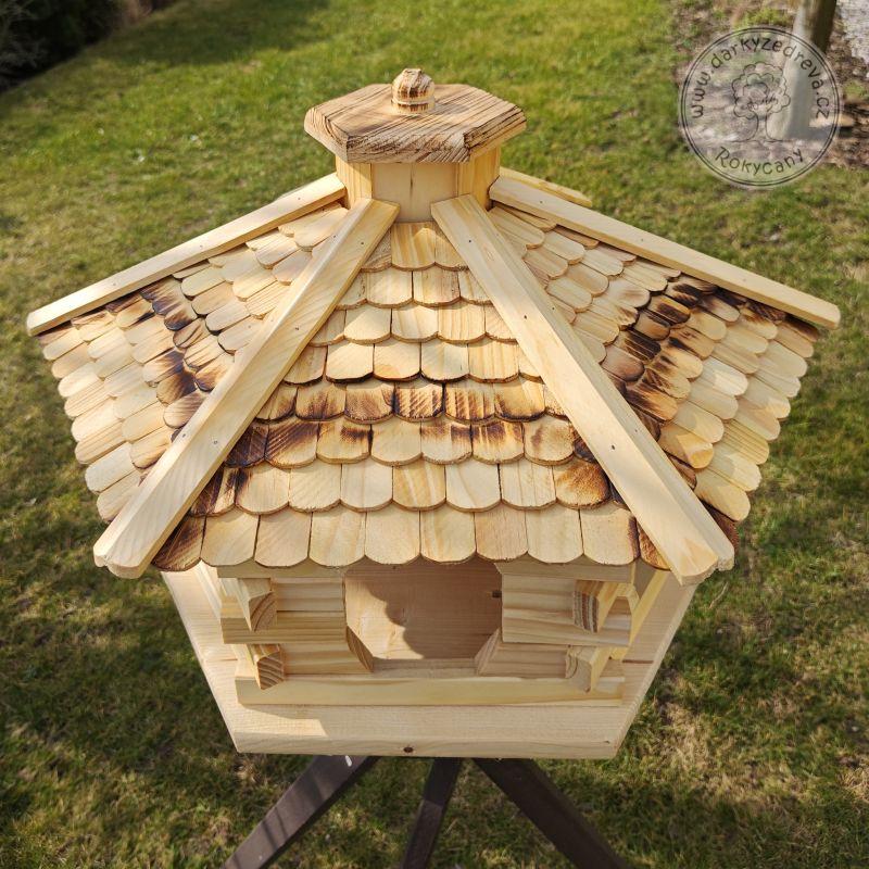Ptačí krmítko dřevěné - srub největší šestihran 59 x 52 x 39 cm žíhaná střecha